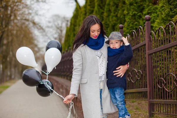 Portrait de bébé garçon à la mode et sa magnifique mère — Photo