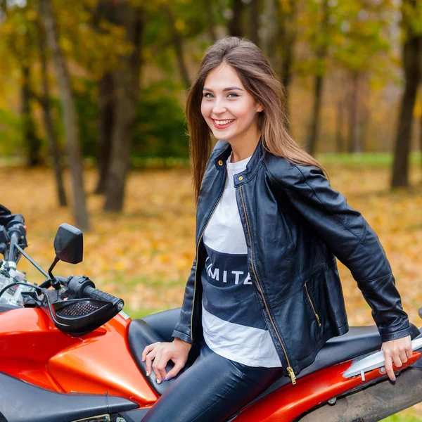 Ritratto di una bella ragazza hipster su una moto sportiva — Foto Stock