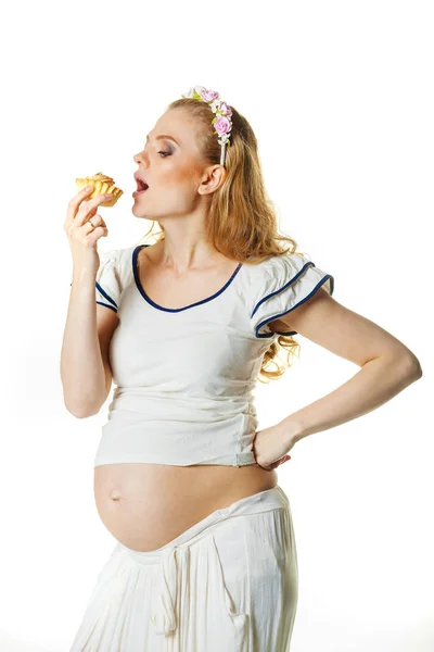 おいしいケーキを食べる若い妊婦 — ストック写真