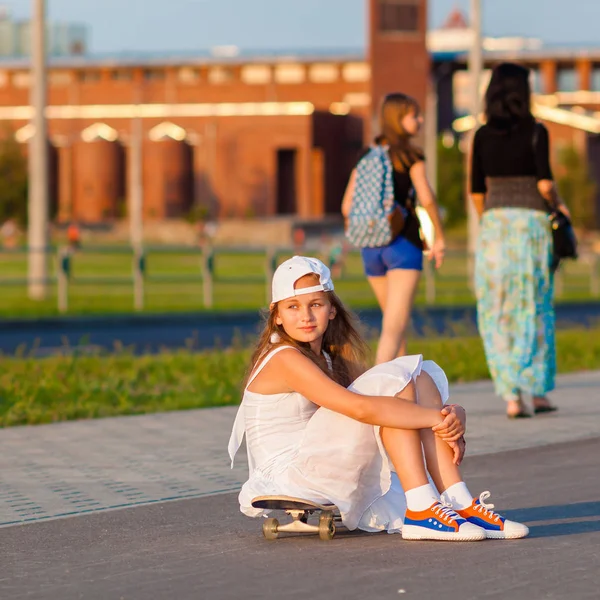 夜の通りのスケート ボードに乗って 10 代の少女 — ストック写真