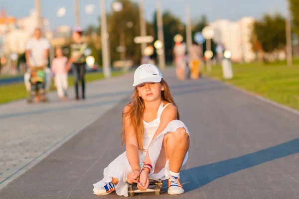 Teenager fährt Skateboard auf der Abendstraße — Stockfoto