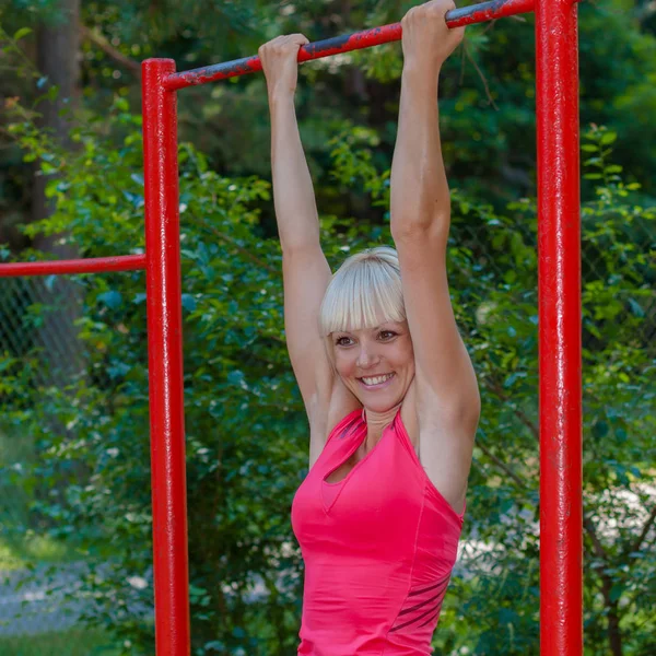 Flickan är engagerad i fitness utomhus — Stockfoto