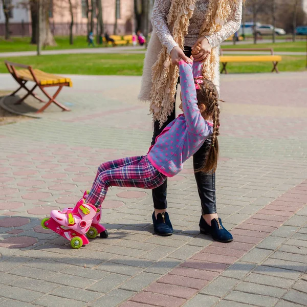 Maman et fille roulent sur des patins à roulettes — Photo