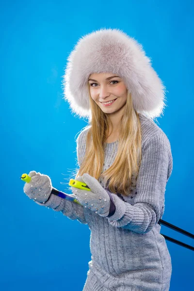 Porträt einer positiven Frau mit Skiern Stockfoto