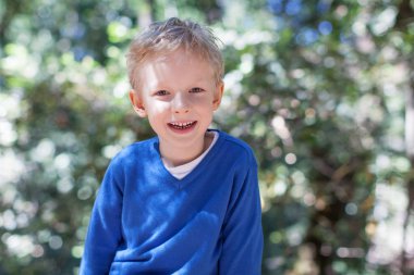 mutlu çocuk açık havada 