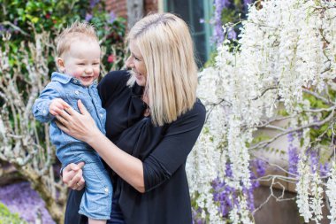 genç anne ve yürümeye başlayan çocuk parkı