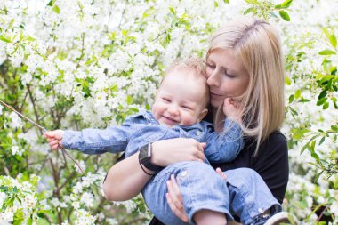 genç anne ve yürümeye başlayan çocuk parkı