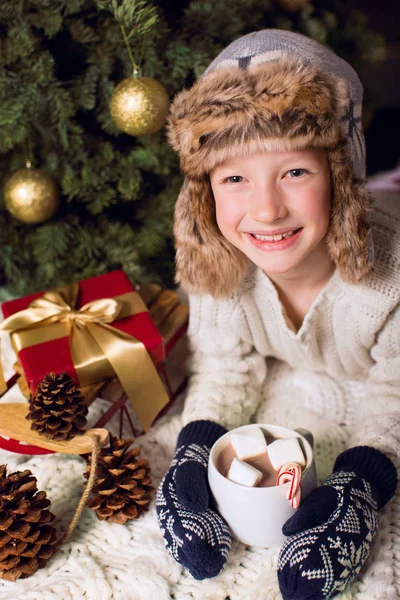 Chlapec v době Vánoc — Stock fotografie