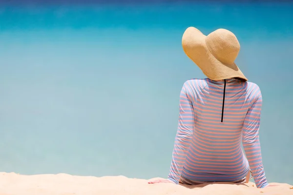 Vista posteriore della donna in spiaggia — Foto Stock