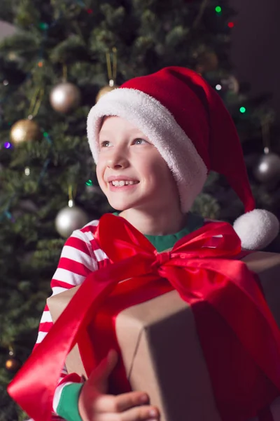 Menino na época do Natal — Fotografia de Stock