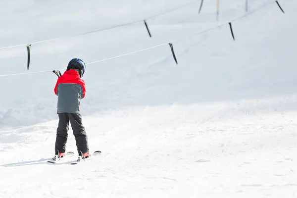 Jongetje skiën — Stockfoto