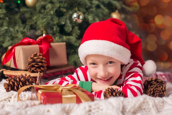 Junge zur Weihnachtszeit — Stockfoto