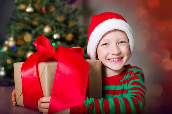 Niño en la época de Navidad —  Fotos de Stock