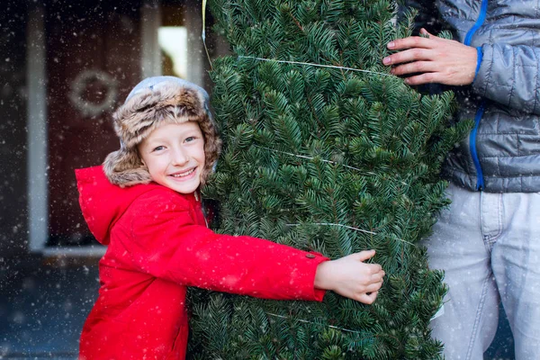 Family shopping for christmas tree — Stock Photo, Image