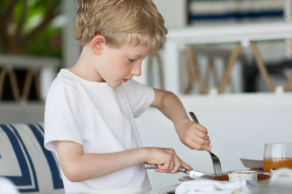 Niño en el desayuno — Foto de Stock