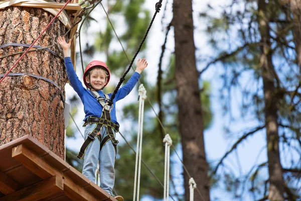 Kid på adventure park — Stockfoto