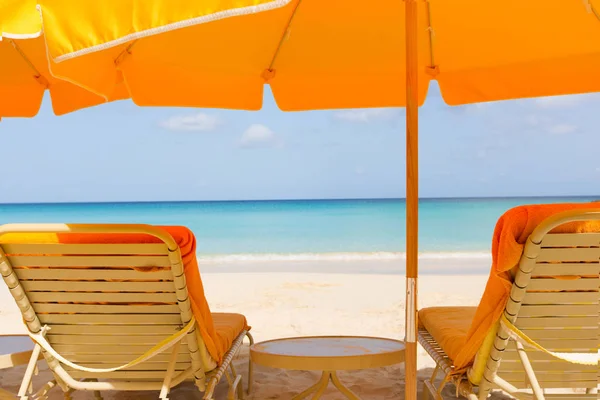 Camas de sol na praia — Fotografia de Stock