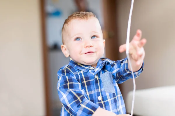 Knappe lachende peuter jongen — Stockfoto