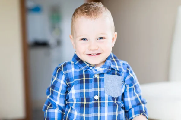 Knappe lachende peuter jongen — Stockfoto