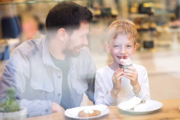 Familie im Café — Stockfoto