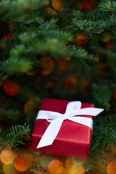 Presente em luzes de Natal — Fotografia de Stock