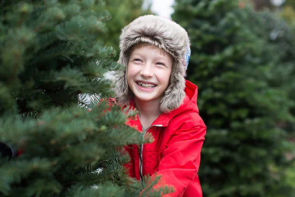 Bambino al mercatino di Natale — Foto Stock