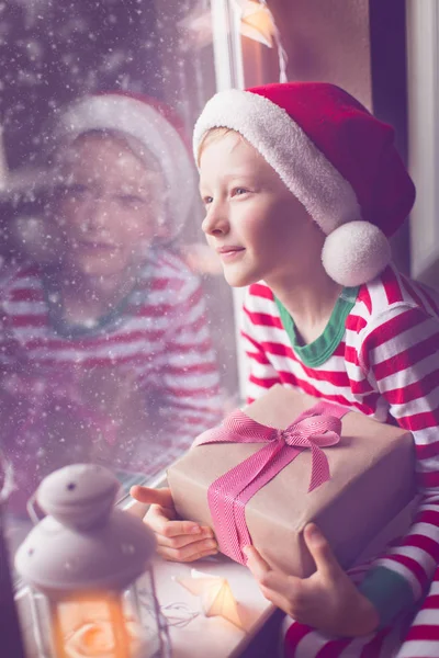 Niño en Navidad Fotos De Stock Sin Royalties Gratis