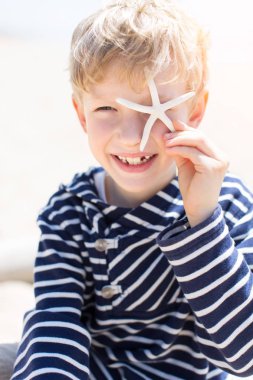 Çocuk holding deniz yıldızı