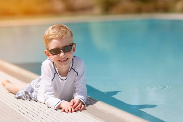 Niño junto a la piscina — Foto de Stock