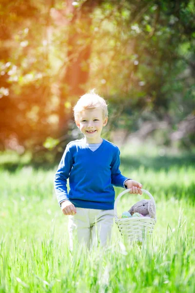 Kid på påsk — Stockfoto