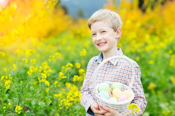 Kid på påsk — Stockfoto