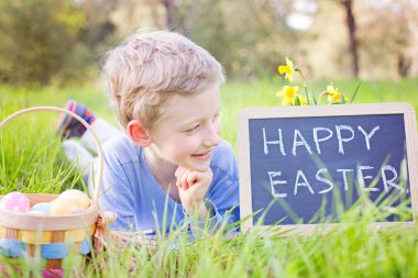 Paskalya yumurtaları ile boy gülümseyerek