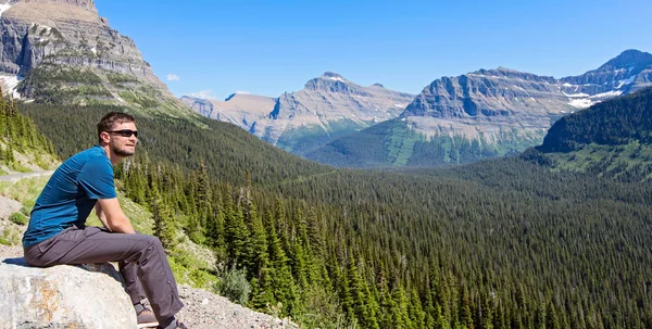 Homem desfrutando de montanhas no parque nacional da geleira — Fotografia de Stock