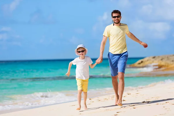 Family at the beach — Stock Photo, Image