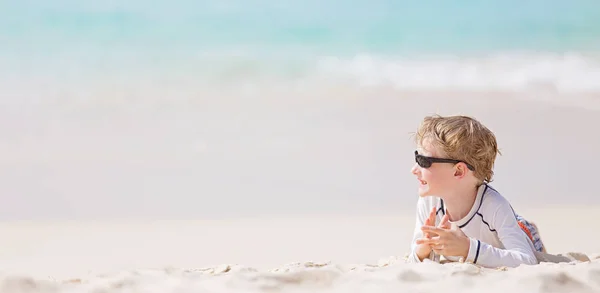 Kid at the beach — Stock Photo, Image