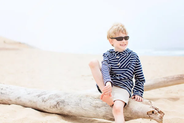 Kid op het strand — Stockfoto