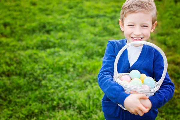 イースターの卵を持つ少年の笑顔 — ストック写真