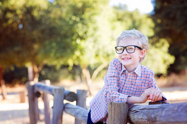 Garçon étudiant en lunettes — Photo