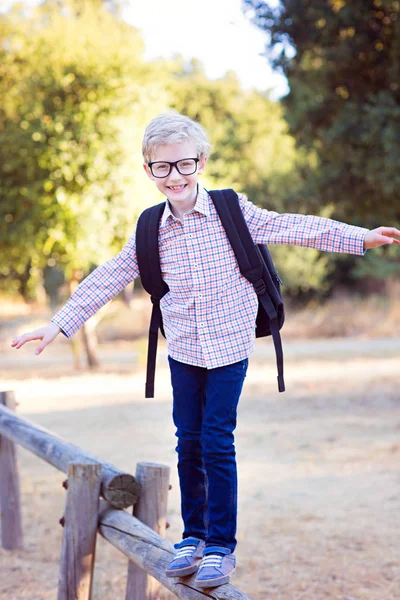 Jongen student in glazen — Stockfoto