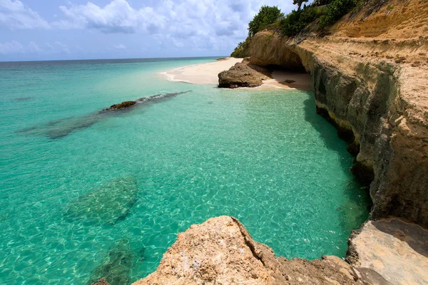 Spiaggia rocciosa anguilla — Foto Stock