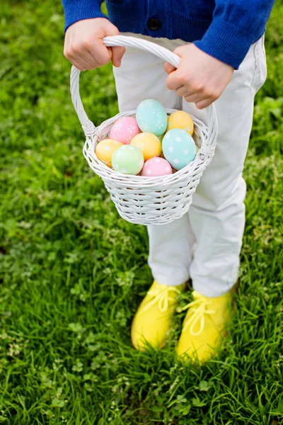 Na eieren zoeken met Pasen — Stockfoto