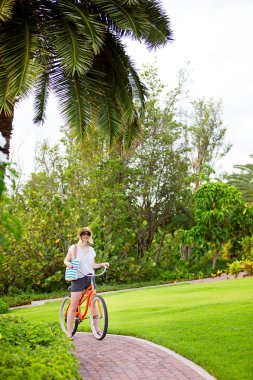 tatil sırasında bisikleti kadın