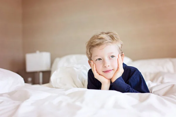 Schattig denken jongen — Stockfoto