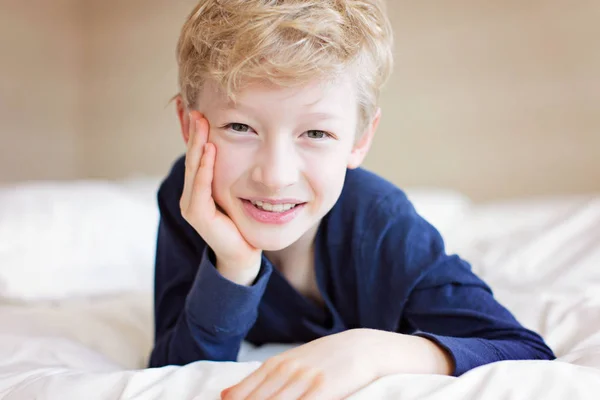 Adorável sorrindo menino — Fotografia de Stock