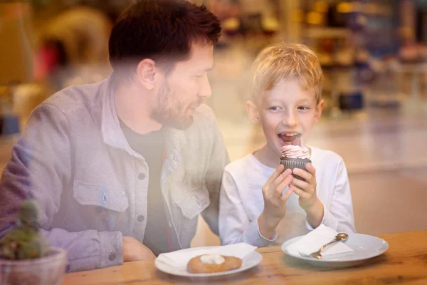 Family in cafe — Stock Photo, Image