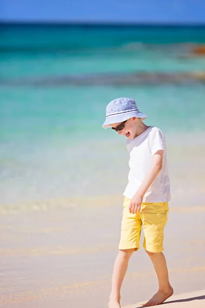 Niño en la playa — Foto de Stock