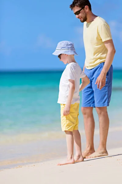 Familj på stranden — Stockfoto