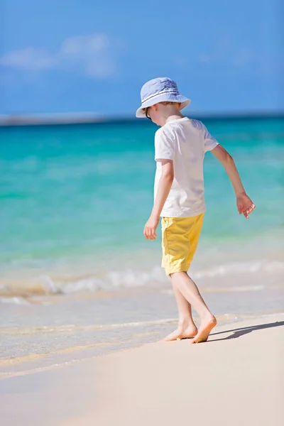 Ребенок на пляже — стоковое фото