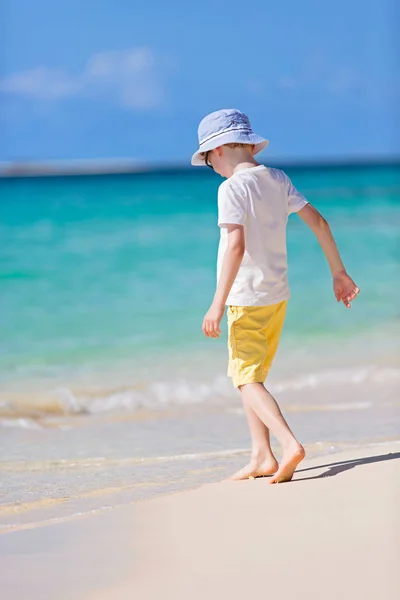 Niño en la playa —  Fotos de Stock