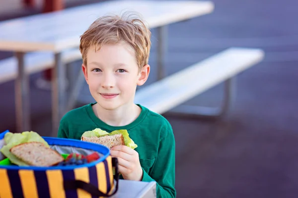 Schulkind isst Mittagessen — Stockfoto